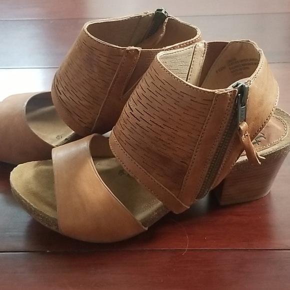 Shoes - Picture 2 of 6